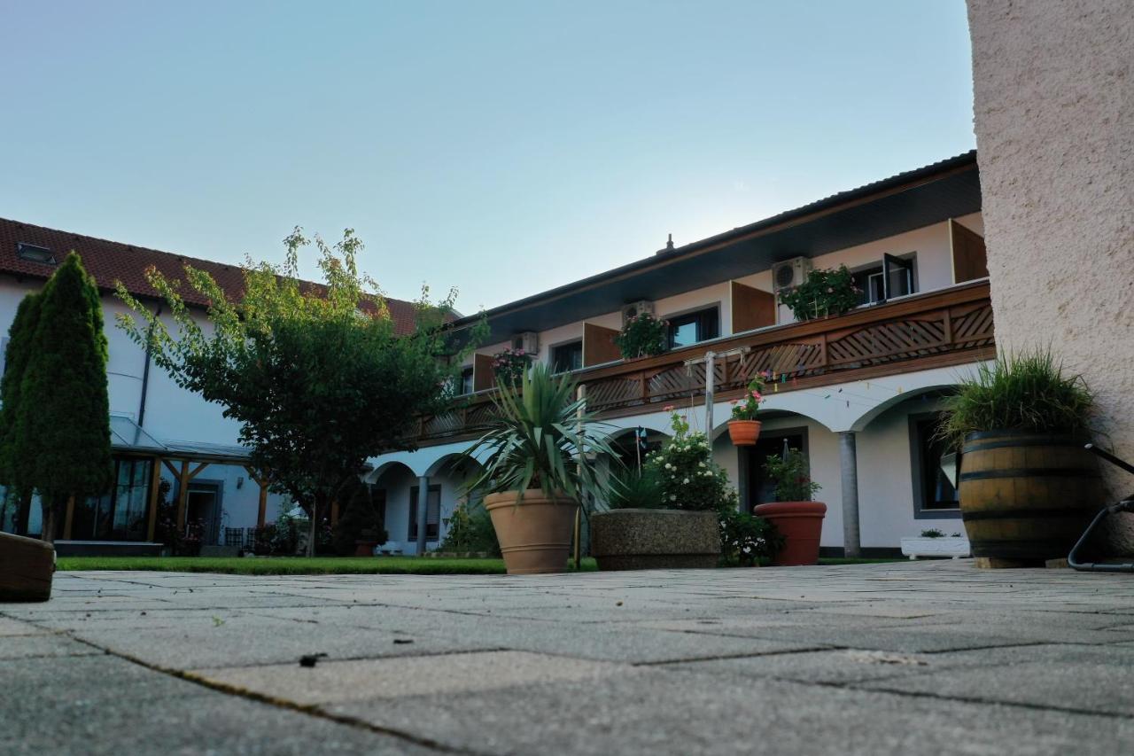 Gaestehaus Und Weinbau Zur Wiederkehr Strudler Podersdorf am See Exterior photo