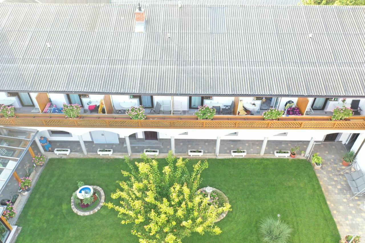 Gaestehaus Und Weinbau Zur Wiederkehr Strudler Podersdorf am See Exterior photo