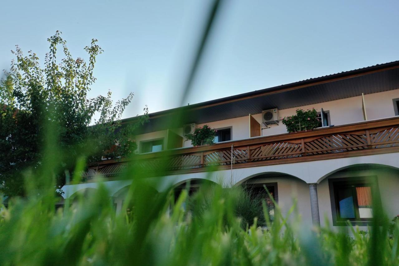 Gaestehaus Und Weinbau Zur Wiederkehr Strudler Hotel Podersdorf am See Exterior photo