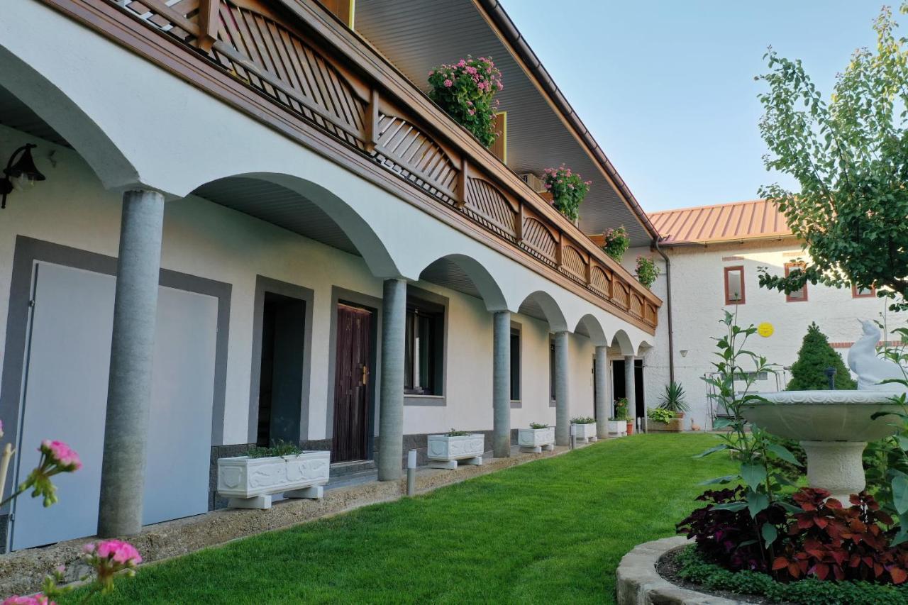 Gaestehaus Und Weinbau Zur Wiederkehr Strudler Hotel Podersdorf am See Exterior photo