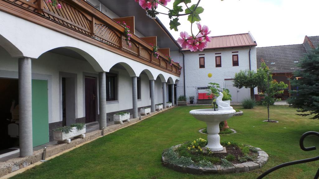 Gaestehaus Und Weinbau Zur Wiederkehr Strudler Hotel Podersdorf am See Exterior photo