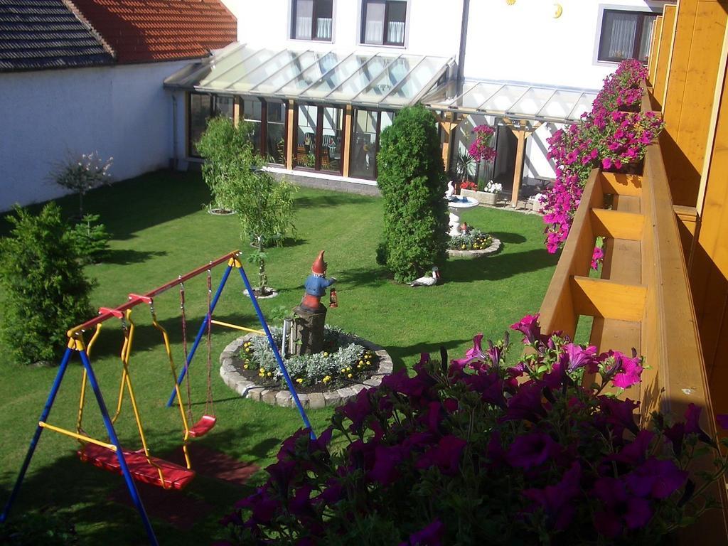 Gaestehaus Und Weinbau Zur Wiederkehr Strudler Podersdorf am See Exterior photo