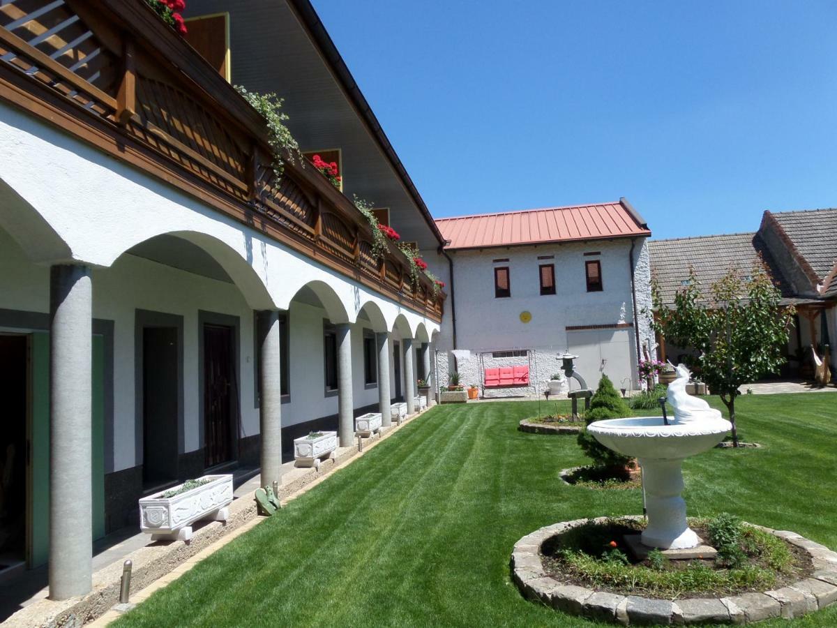 Gaestehaus Und Weinbau Zur Wiederkehr Strudler Podersdorf am See Exterior photo