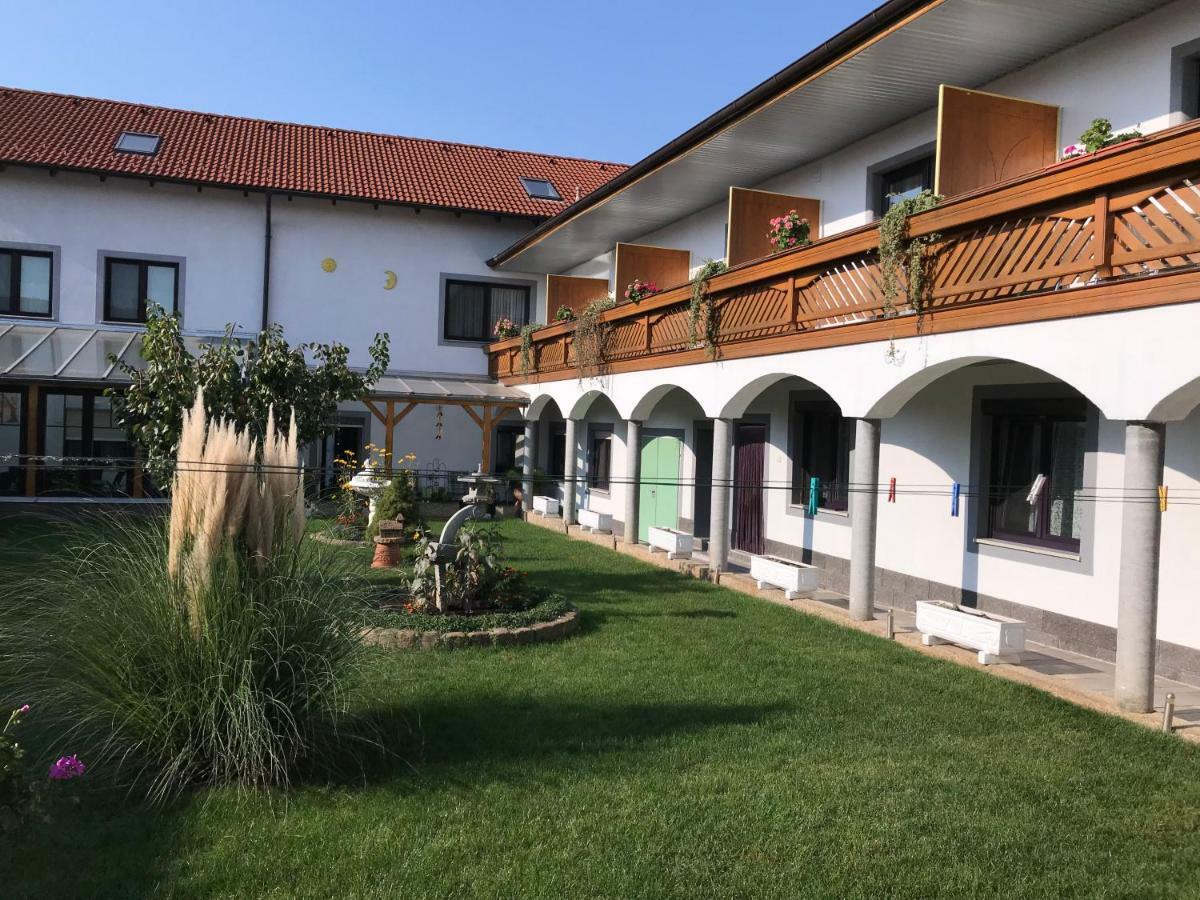 Gaestehaus Und Weinbau Zur Wiederkehr Strudler Hotel Podersdorf am See Exterior photo